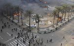 ملاحقة الشرطة العسكرية والجيش للثوار في ميدان التحرير وحرق خيامهم.