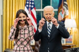 Olivia Rodrigo with the U.S. President Joe Biden at the Oval Office, posing to press cameras with sunglasses, as part of a government campaign that aims to encourage the American youth to get vaccinated against COVID-19