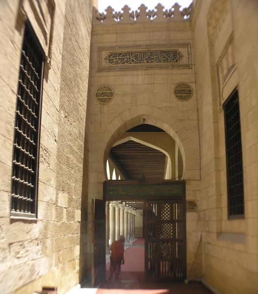 ملف:Cairo - Islamic distict - Al Azhar Mosque and University - interior gate near women only area.JPG