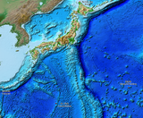 خريطة تضاريس قاع البحر، تبين تضاريس السطح وقاع البحر والجزر مثل Minami-Tori-Shima, Benten-jima, Okinotorishima, و Yonaguni.