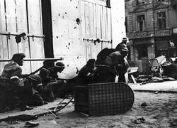 جيوش جيش الوطن يهاجمون منزل محصن في وسط مدينة وارسو أثناء انتفاضة وارسو 1944.