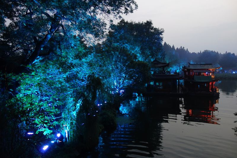 ملف:West Lake at night in Hangzhou.jpg