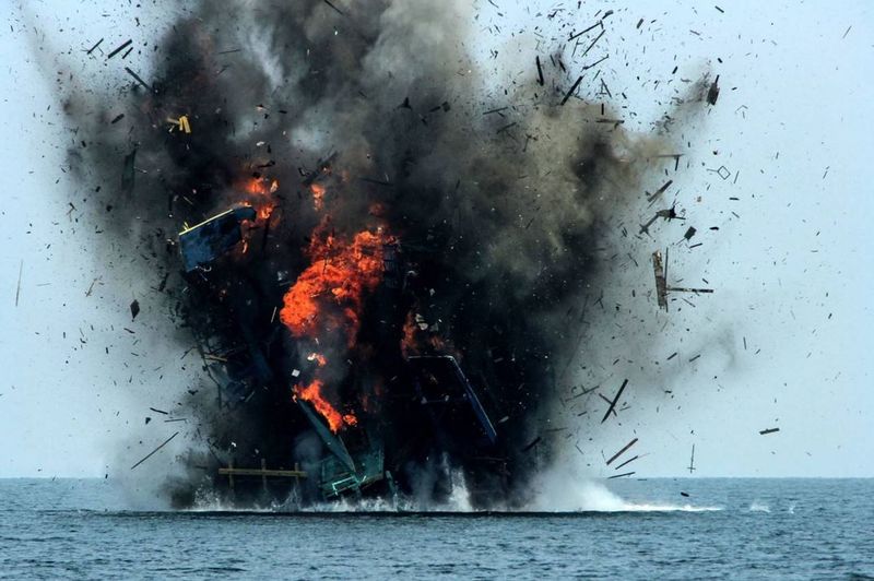 ملف:Indonesia explodes 23 foreign fishing boats 2016-04-05.JPG