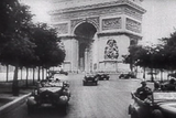 パリをパレードするナチス