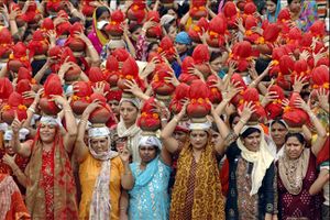 آلاف النساء يشاركن في مناسك جهوله لال چاليها في أحمد أباد بغرب الهند في 6 سبتمبر 2008.