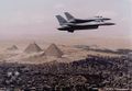 طائرتان إف-16 مصرية تحلقان فوق الأهرام.jpg