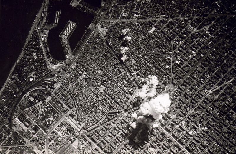 ملف:Barcelona bombing (1938).jpg