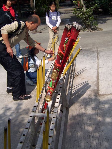 ملف:Incense sticks at Po Lin Monastery 3.jpg