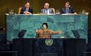 القذافي يلقي خطابه في الجمعية العامة، وخلفه (ي:ش): شعبان محمد شعبان، علي التريكي وبان كي-مون.