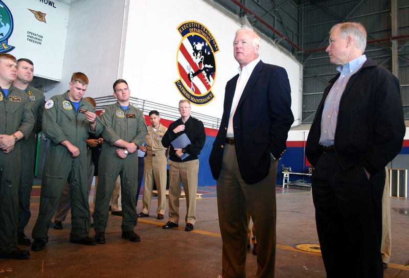 ملف:US Navy 040416-N-5821W-001 Georgia Senator Saxby Chambliss and Alabama Senator Jeff Sessions talk to Sailors.jpg
