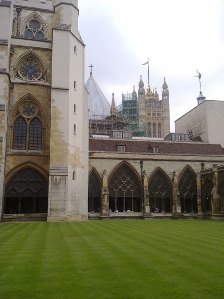 ملف:Westminster Abbey cloisters looking towards the Houses of Parliament.jpg