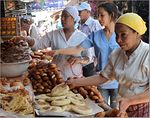 بائعات الحلوى التقليدية في الرباط، 20 يوليو 2012.