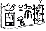علامة عاجية تحمل سرخ حور عحا. وهي تشير إلى الانتصار على "قوم الستجيت" (في الوسط) الذين يستخدمون القوس، والزيارة إلى حيث "حورس يزدهر مع الماشية" (على اليمين).