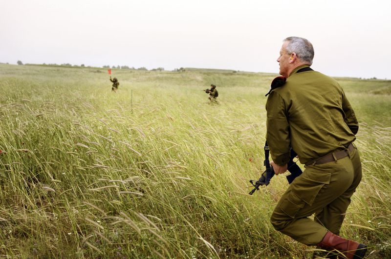 ملف:Flickr - Israel Defense Forces - Chief of Staff Trains with Soldiers at Paratrooper Exercise.jpg