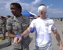 أحد مستجيبي الطوارئ التابعين للقوات الجوية الأمريكية من المجموعة الطبية 35 يقوم بإجلاء ضحية محاكاة خلال تدريب الاستجابة للحوادث الكبرى في قاعدة ميساوا الجوية.
