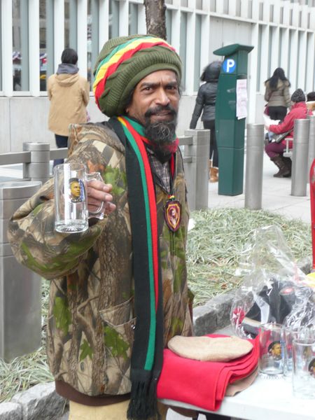 ملف:Rasta vendor with hat and glass Obama mug Inauguration 2013.jpg