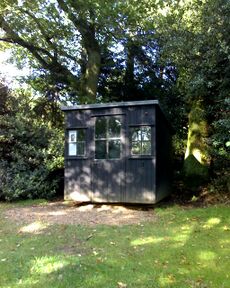 Garden hut in well-kept surroundings