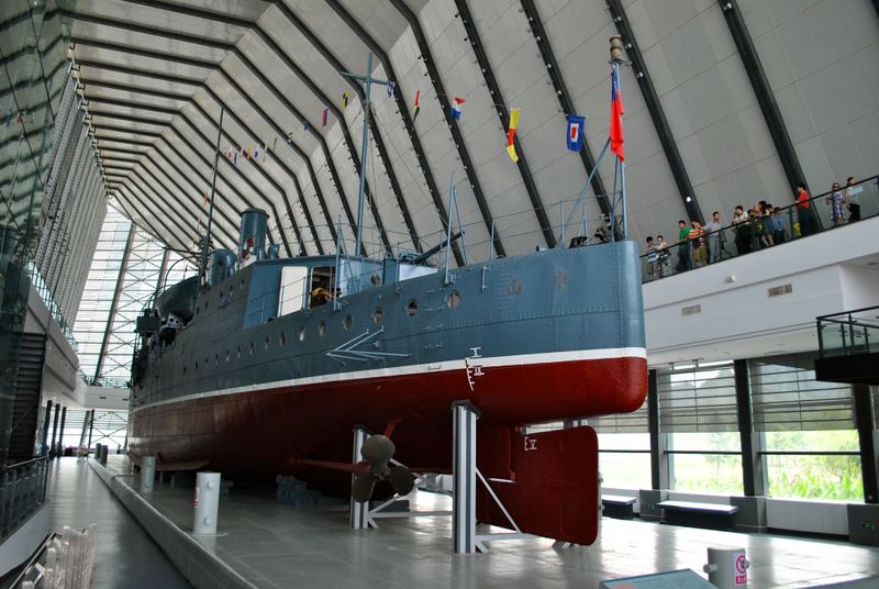 ملف:Zhongshan Warship 1.jpg