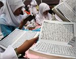 أطفال يقرأن القرآن في إندونسيا في جاكرتا 20 يوليو 2012.jpg.