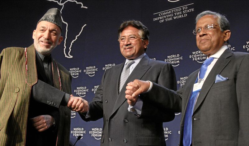 ملف:Hamid Karzai, Pervez Musharraf, Fakhruddin Ahmed - WEF Annual Meeting Davos 2008.jpg