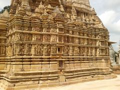 Parsvanatha Temple side 1 Khajuraho.jpg