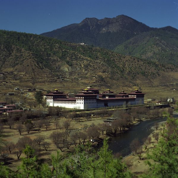 ملف:Tashichoedzong-Bhutan-2001.JPG