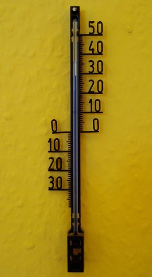 لقياس تستخدم الثرمومتر أداة مقياس الحرارة