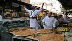 بائع حلوى يرتدي الزي التقليدي السوري أثناء شهر رمضان، دمشق، 2 سبتمبر، 2008.