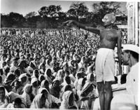 المهاتما غاندي أثناء دعوته للعصيان المدني كأحد أساليب مقاومة الاحتلال البريطاني.