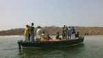 السكان المحليون على ظهر قارب بالقرب من جزيرة زلزلة.