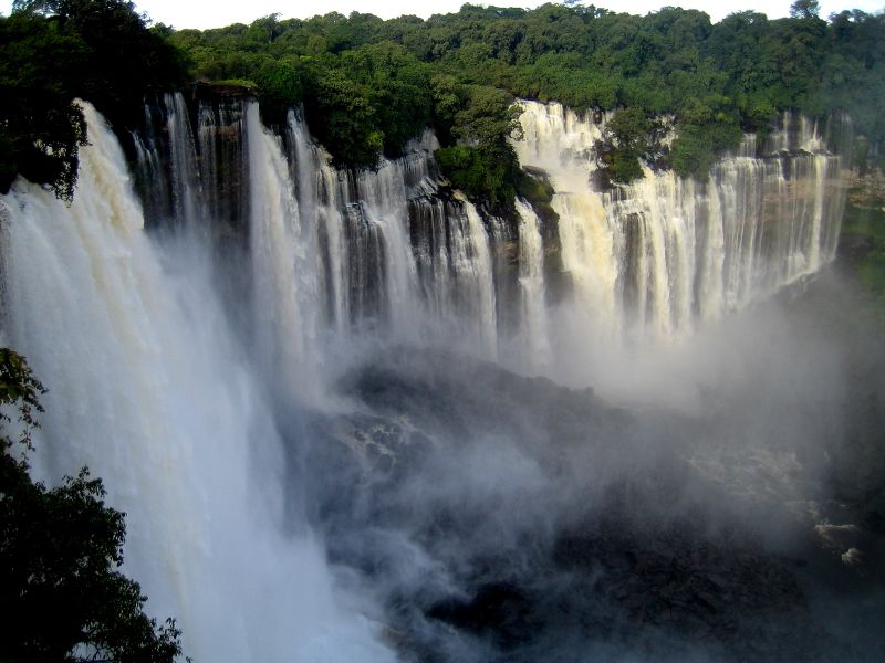 ملف:Kalandula waterfalls of the Lucala-River in Malange, Angola (2).JPG