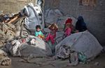 أطفال يلعبون في أكوام القمامة بجزيرة فاضل.
