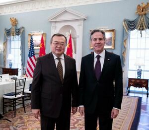 ليو جيانتشاو، وزير الإدارة الدولية للجنة المركزية للحزب الشيوعي الصيني، مع وزير الخارجية الأمريكي أنتوني بلينكن في واشنطن