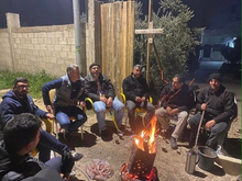 الفلسطينيون في حوارة يرابطون طوال الليل خارج منازلهم لحماية عائلاتهم من هجمات المستوطنين الإسرائيلين (1 مارس 2023)