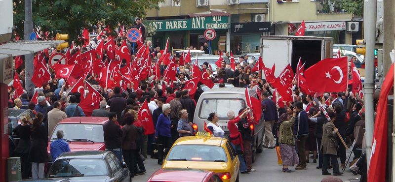 ملف:Anti-PKK demonstration in Kadiköy.jpg