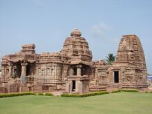 Mallikarjuna temple and Kashi Vishwanatha temple في Pattadakal, شمال كرناتكا built successively by Chalukya Empire وRashtrakuta Empire هم موقع تراث عالمي لليونسكو.