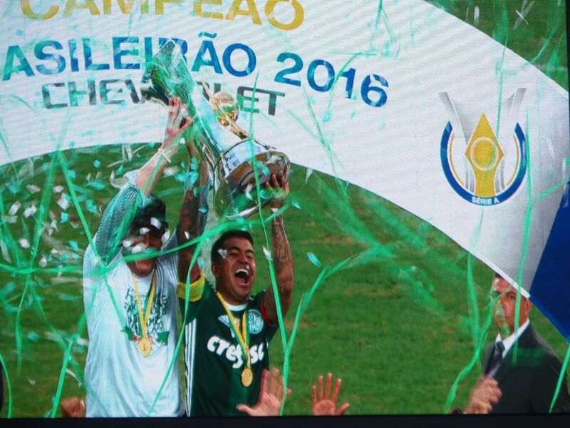 ملف:Palmeiras Campeão Brasileiro de 2016 - Dudu Troféu.jpg