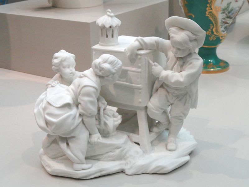 ملف:The Peep Show, or The Magic Lantern, c. 1757, Sèvres Porcelain Manufactory, modeled by Etienne-Maurice Falconet - Art Institute of Chicago - DSC09437.JPG