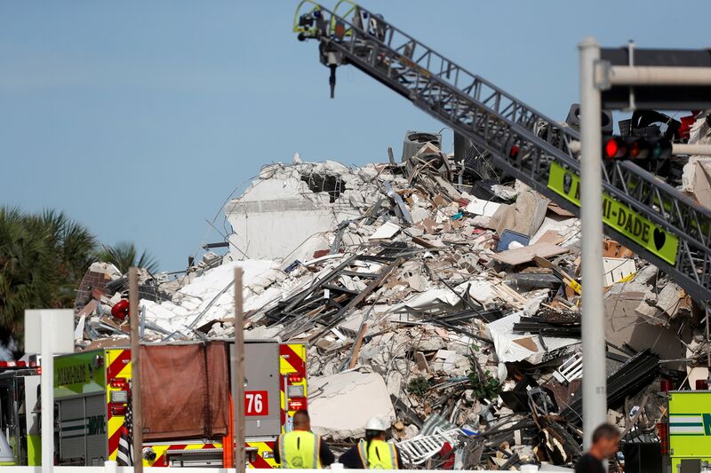 ملف:انهيار جزء من مبنى في مدينة ميامي.jpg