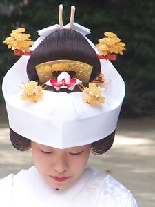 في ديانة الشنتو في اليابان ترتدي العروس زيًا تقليديًا وهو أبيض كيمونو حفل الزفاف الأبيض.