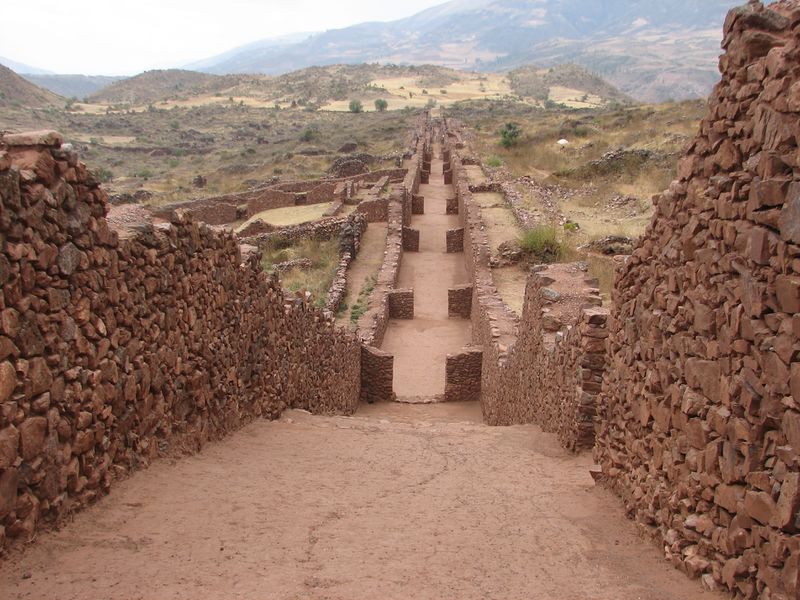 ملف:Piquillacta Archaeological site - street.jpg