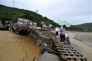 إعصار فناپي يودي بحياة 70 شخص في تايوان وانهيار أرضي في جنوب الصين.