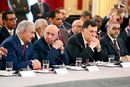 القادة الليبيون الأربعة في مؤتمر پاريس حول الأزمة الليبية، 27 مايو 2018. من اليمين إلى اليسار: خالد المشري، فايز السراج، عقيلة صالح، وخليفة حفتر.