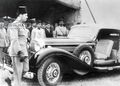 لحظة استلام الملك فاروق هدية من الزعيم النازي ادولف هتلر سيارة مرسيدس 1938