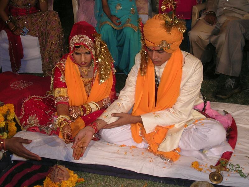 ملف:Hindu marriage ceremony offering.jpg