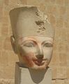 رأس أحد تماثيل حتشبسوت بالمعبد