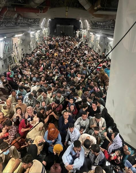 ملف:C-17 carrying passengers out of Afghanistan.jpg