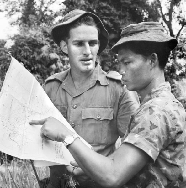 ملف:Murut tribesman consulting the map of Sabah with Australian Engineer (AWM CUN-65-0899A-MC).JPG
