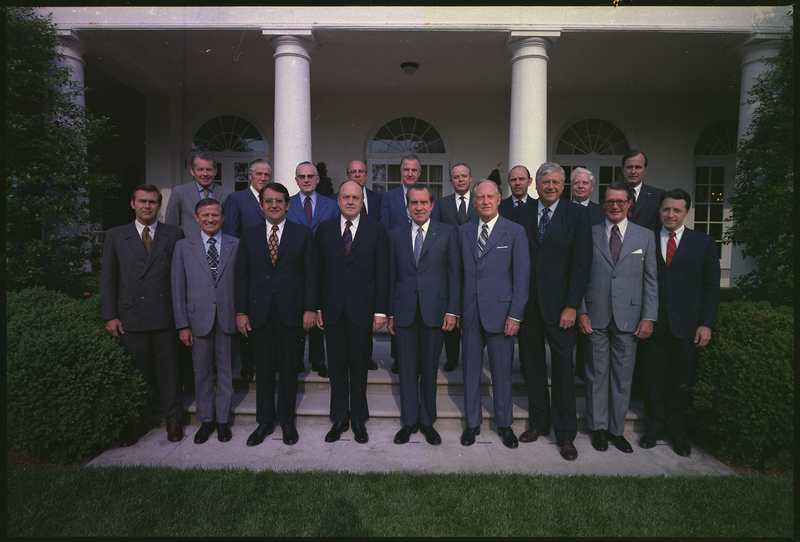 ملف:Richard M. Nixon posing with his Cabinet - NARA - 194437.tif