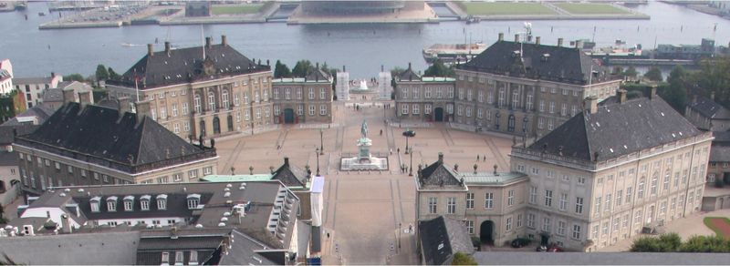 ملف:Amalienborg from top of church cropped.jpg